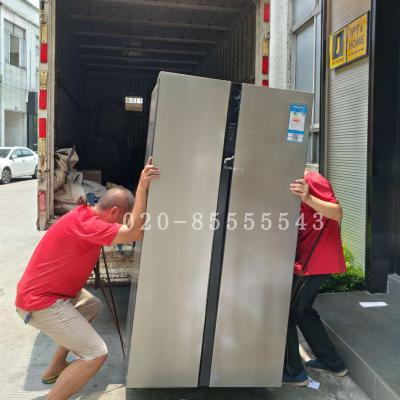 蓮溪社區搬家師傅正在搬運冰箱上樓