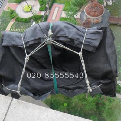 蓮溪社區吊裝師傅正在吊裝物品上樓